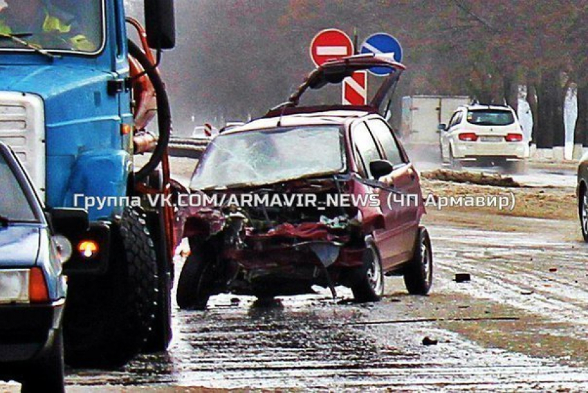 В Армавире столкнулись автобус и иномарка, погибла женщина