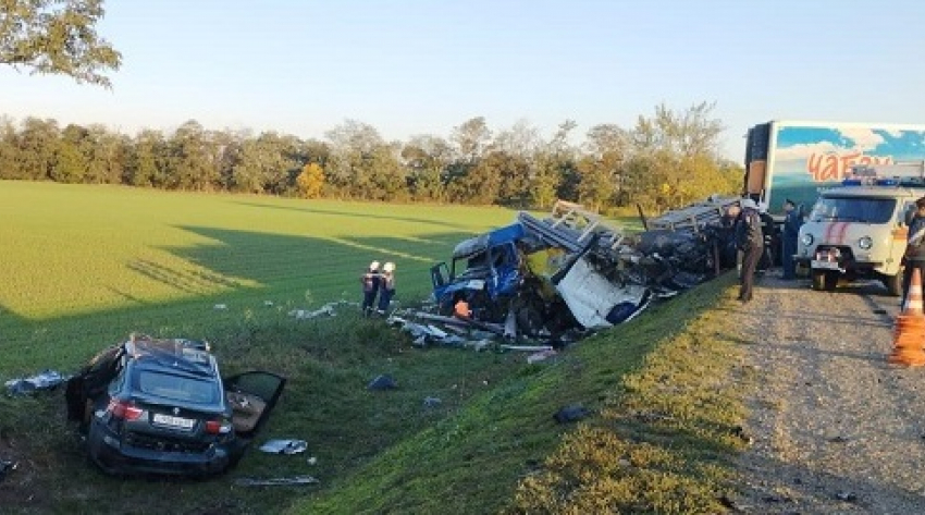 В Краснодарском крае водитель «БМВ» погиб в массовом ДТП с тремя грузовиками