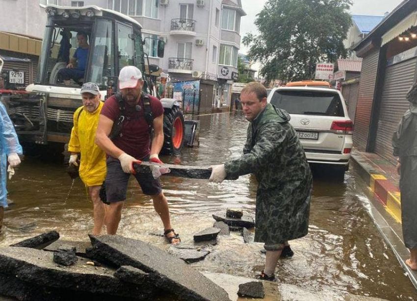 Мэр Анапы в закатанных брюках и без сапог вышел расчищать каналы, прорытые в дюнах