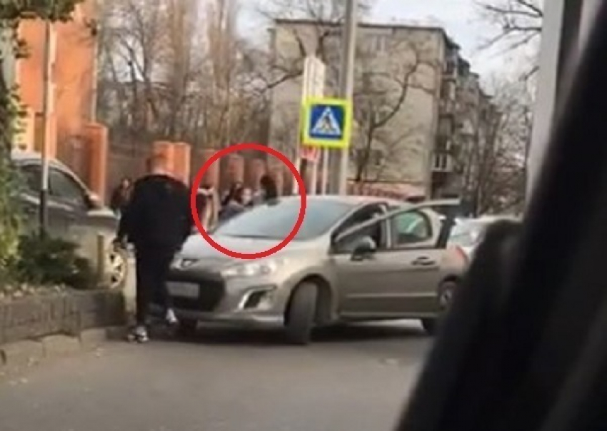 В Краснодаре дорожный конфликт с женской дракой попал на видео
