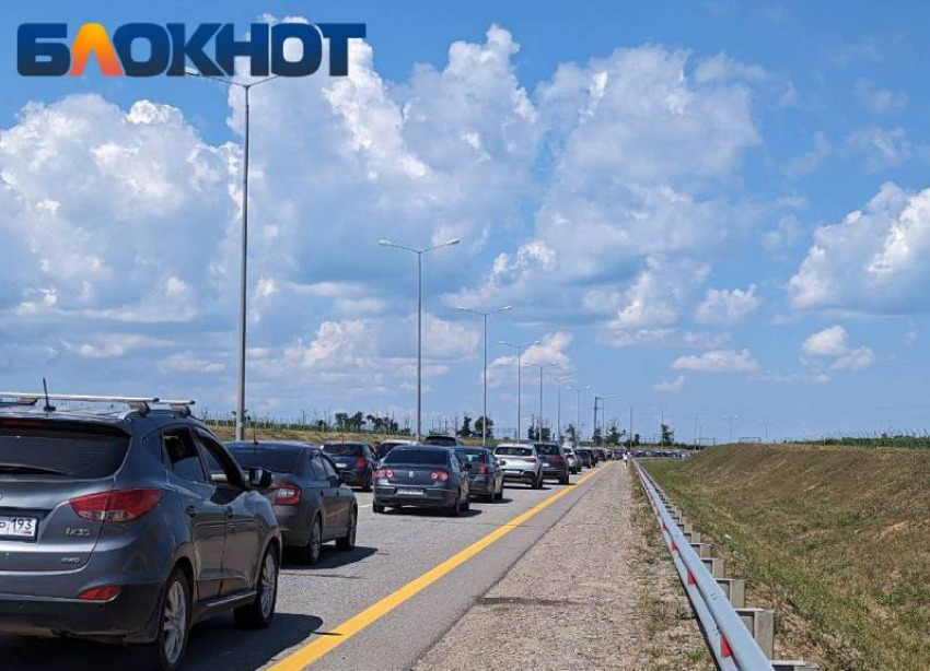 Автомобилисты застряли в пробке перед Крымским мостом