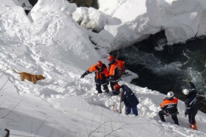 В горах Сочи пропавшего сноубордиста ищут 23 спасателя