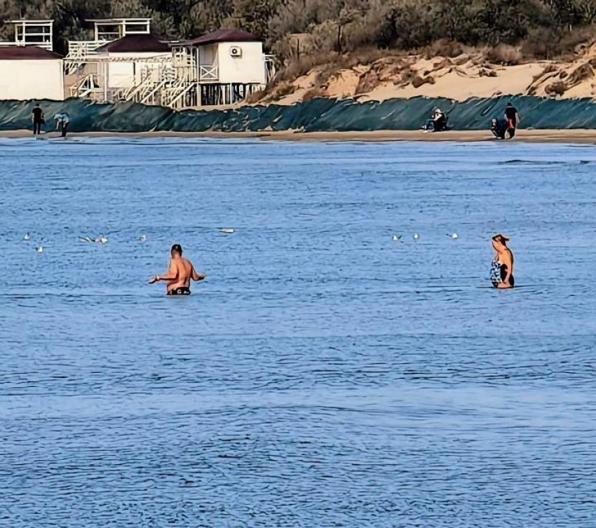 «Сотни людей купаются, загорают и гуляют»: аншлаг в Анапе в конце ноября показал блогер 