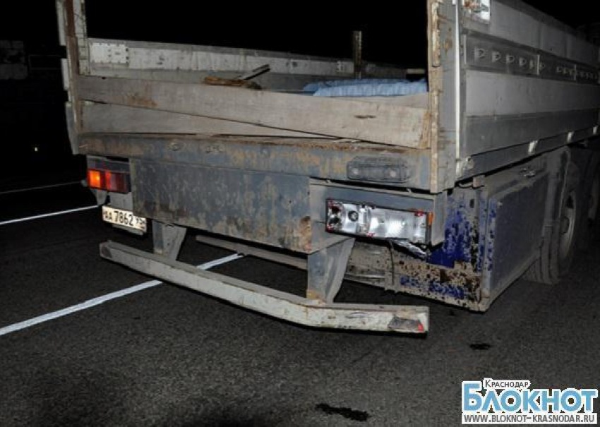 В Усть-Лабинском районе  мотоскутер врезался в полуприцеп грузовика