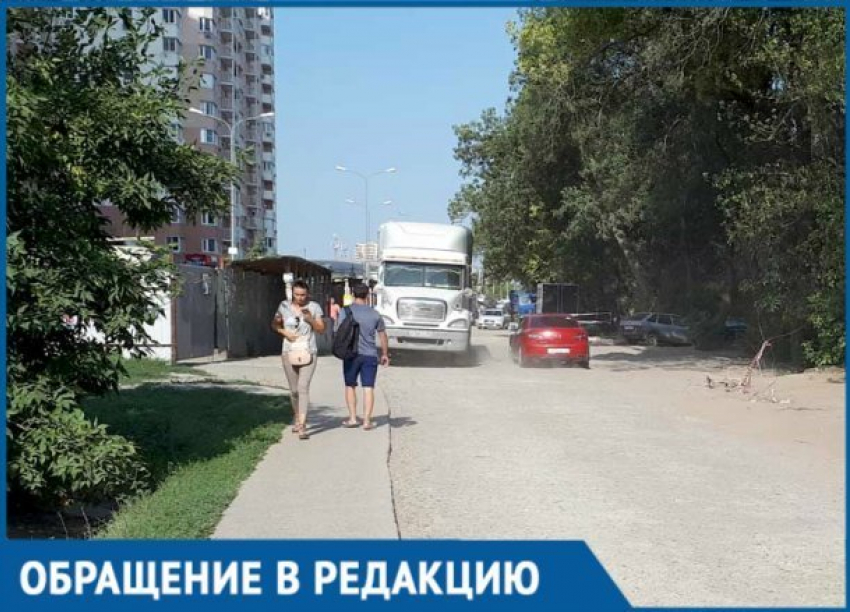  Жители «Новой Энки» в Краснодаре пожаловались на тротуары, ходить по которым опасно для жизни 