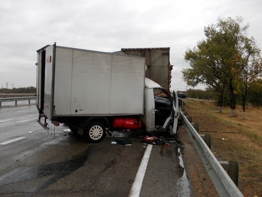 В Армавире «Газель» протаранила грузовик, погиб 1 человек 