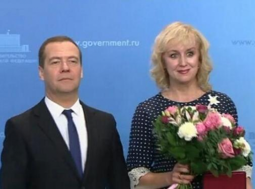 Дмитрий Медведев лично наградил учительницу из Кореновска
