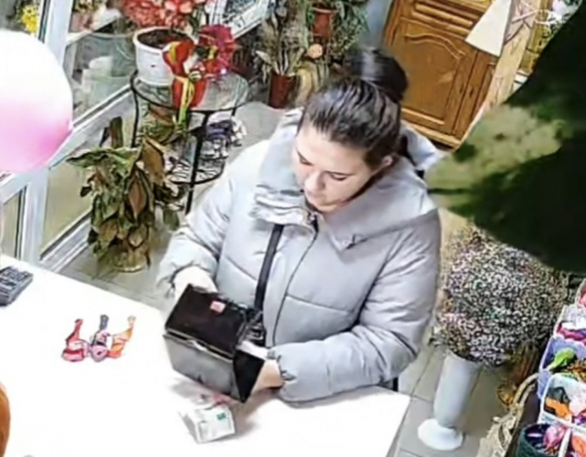 Пытавшаяся обмануть флориста на тысячу рублей мошенница попала на видео в Краснодаре
