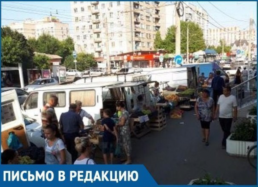  «Участковый их по именам знает», - жители пожаловались на стихийный рынок в Краснодаре 