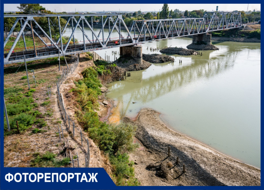 Льются канализационные стоки, всюду вонь и мусор: в Краснодаре рекордно обмелела река Кубань