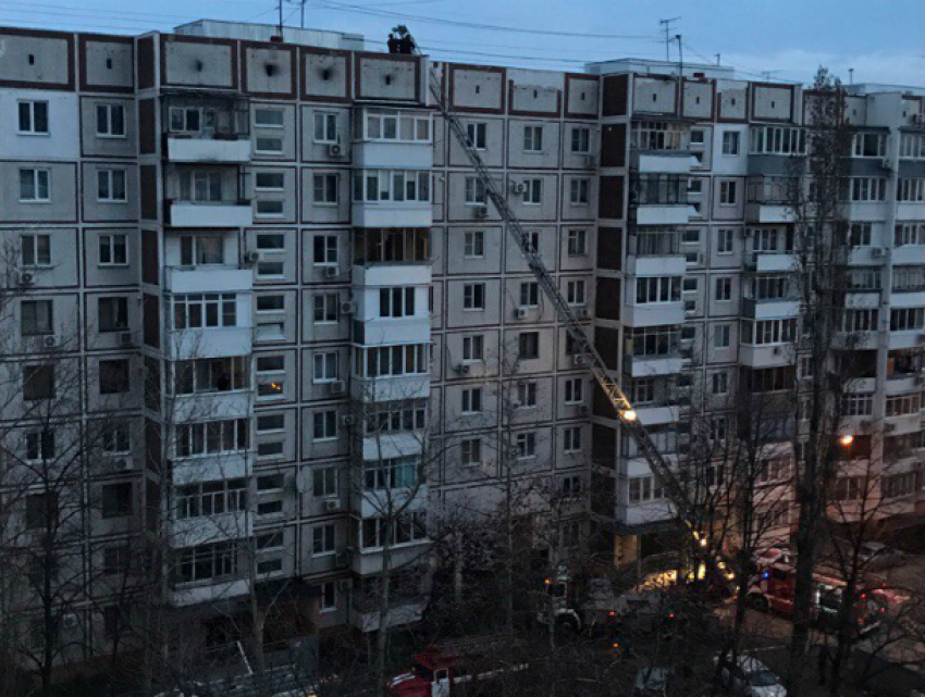 В Краснодаре горит многоэтажка: один человек умер