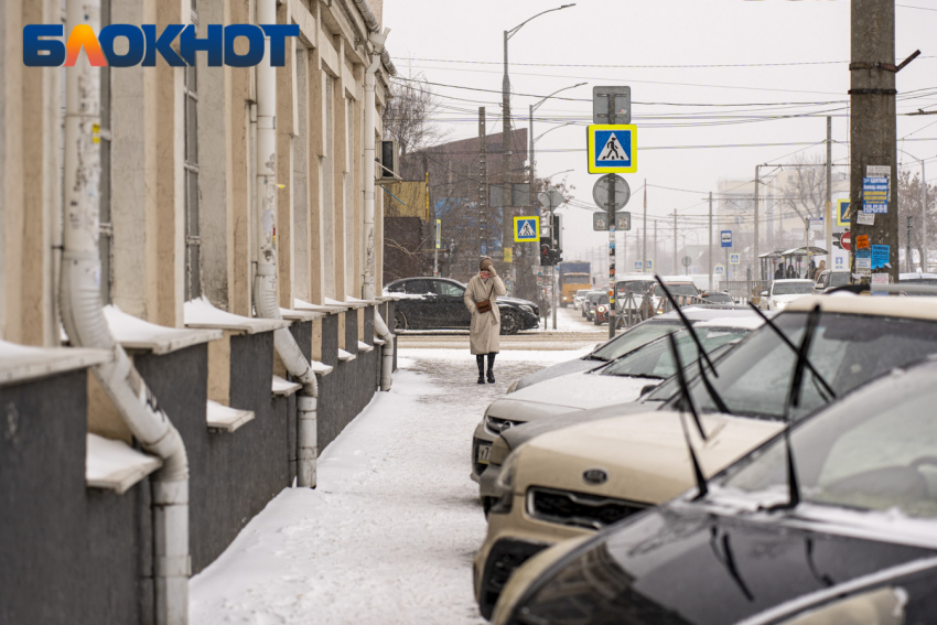 В Краснодаре продолжается расчистка улиц от снежных завалов