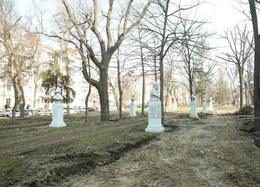 В Краснодаре на Мариинском бульваре укладывают 4,5 тысячи квадратных метров тротуара