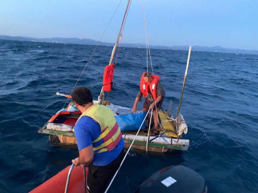 Туриста унесло в открытое море на самодельном плоту в Краснодарском крае  