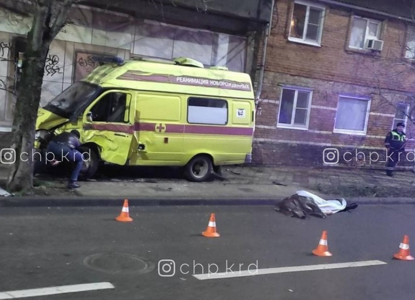 В Краснодаре водитель реанимации умер после наезда на здание