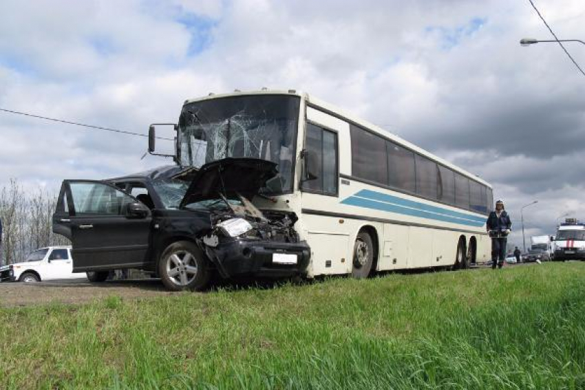 Под Тихорецком в ДТП с рейсовым автобусом погиб человек