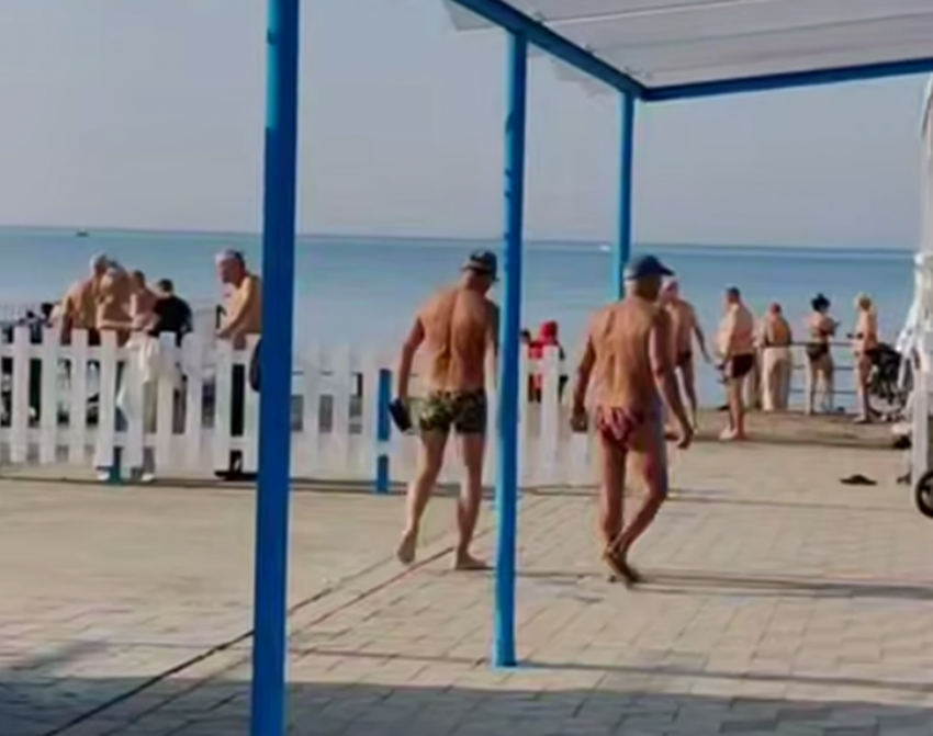 Туристы в ноябре оголились ради загара на курорте Кубани