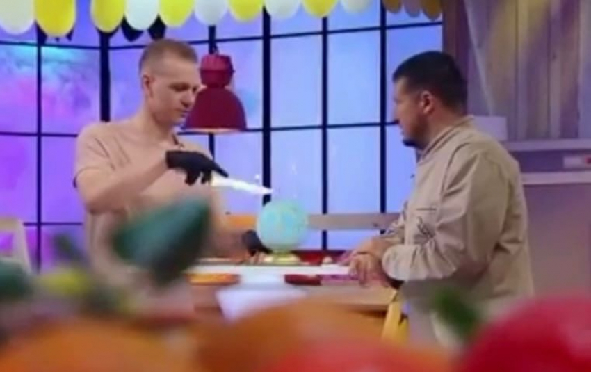 Краснодарец покорил жюри волшебным тортом-глобусом на шоу «Кондитер» 