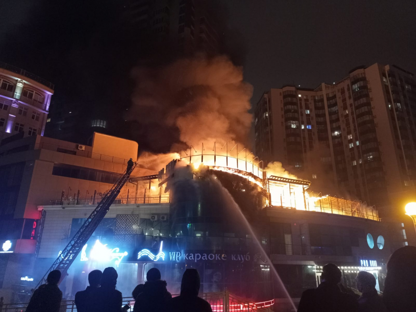 В Краснодаре загорелся ресторан: видео и фото