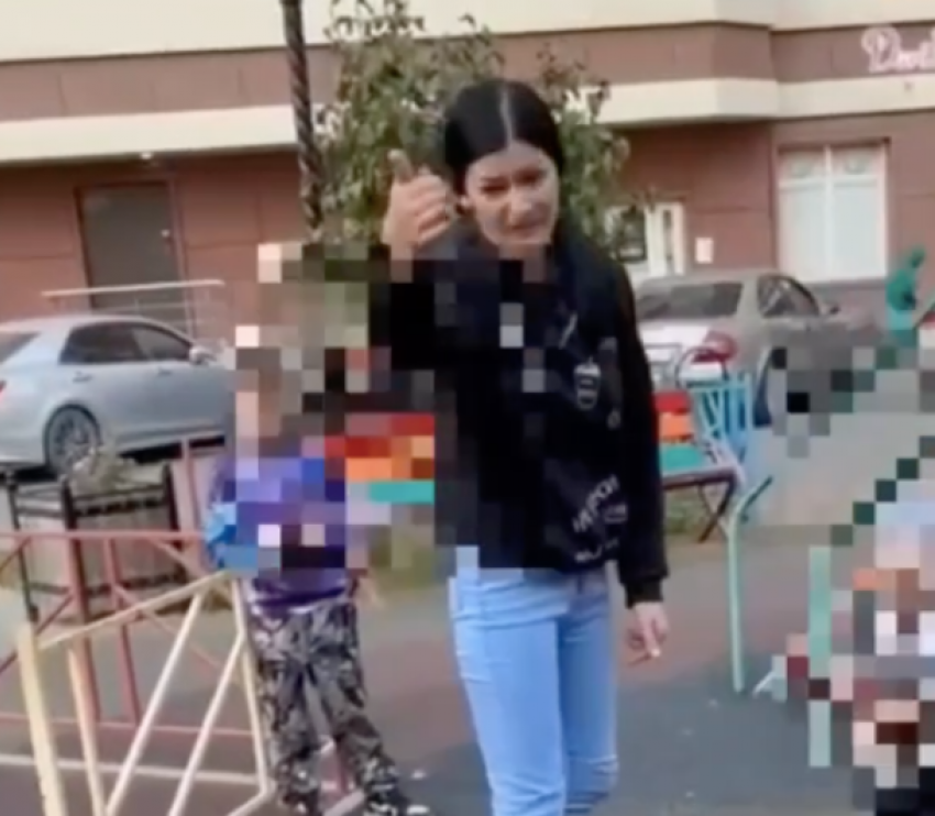 Пьяная мать избила пенсионерку на детской площадке в Краснодаре