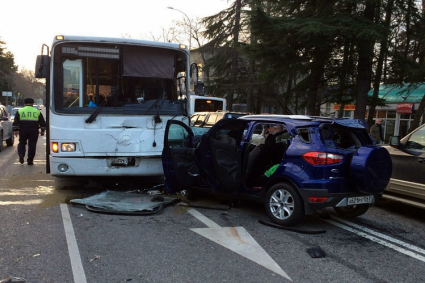 ДТП с пассажирским автобусом в Сочи: 2 погибло, 3 ранены
