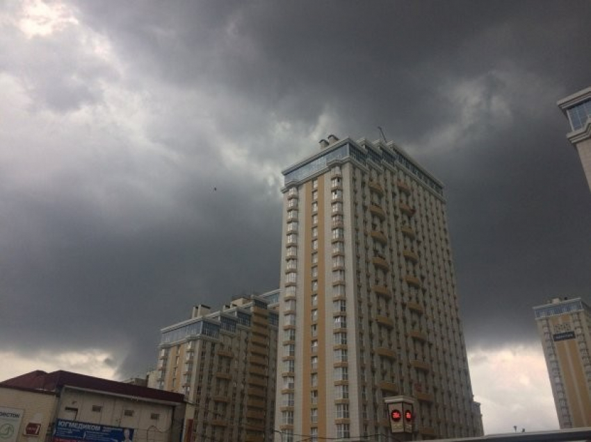 О сильных дождях с градом и грозой предупредили в МЧС Кубани 