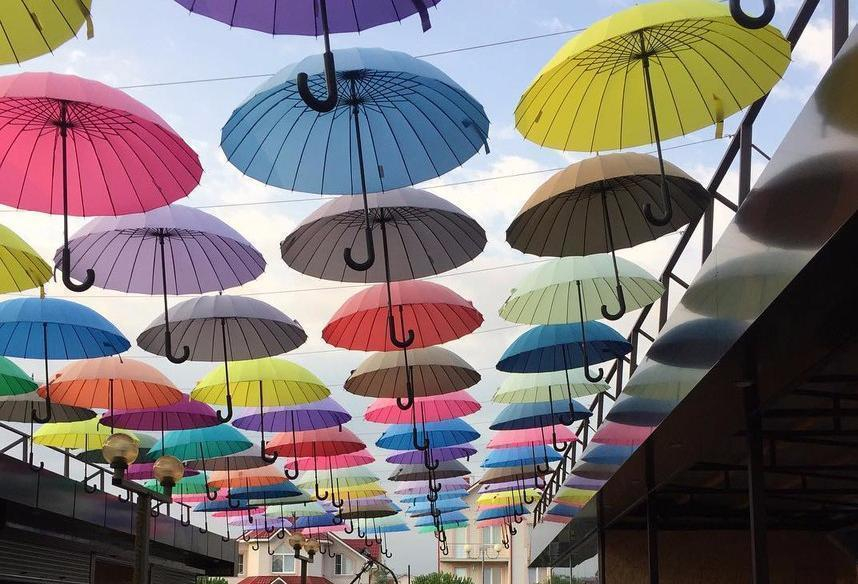Вслед за мировыми столицами в Сочи появилась «аллея парящих зонтиков»