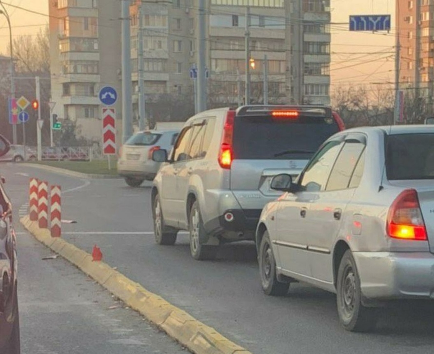 «Определенная дисциплина возникла», - власти Краснодара не спешат убирать делиниаторы с дорог