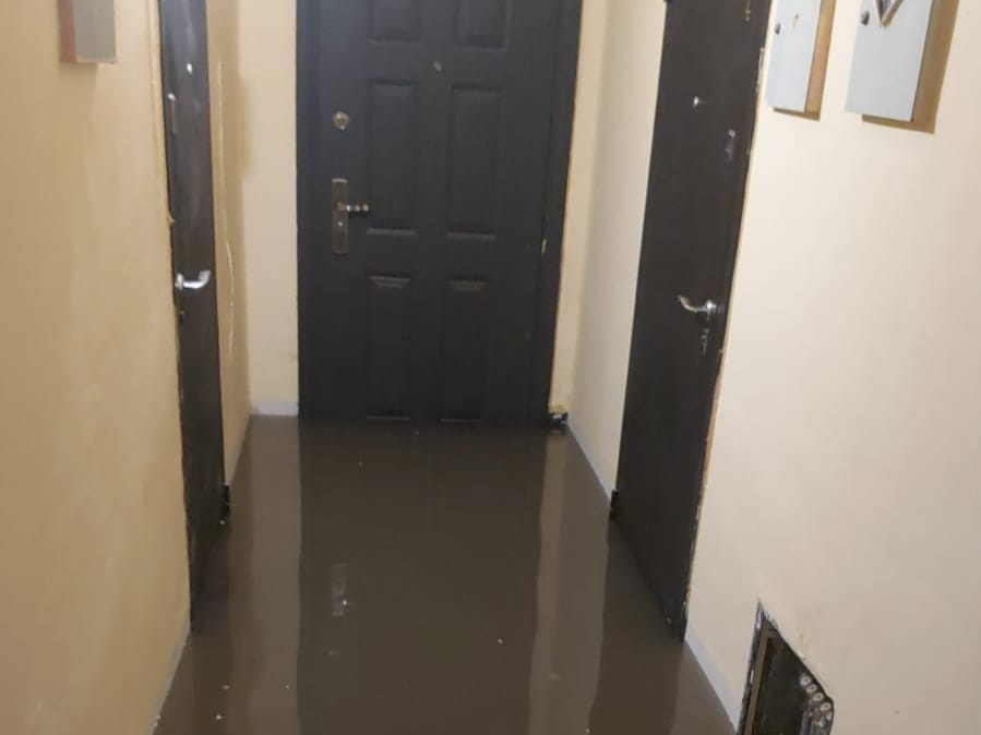 Черпают воду день и ночь: у жителей переулка Гаражного затопило квартиры