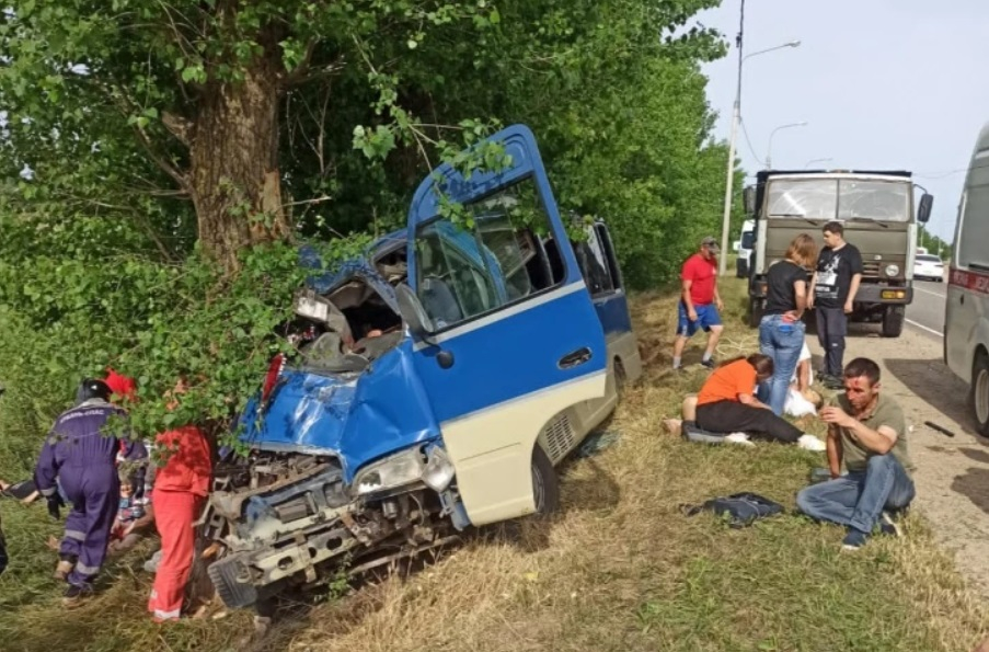 Появились фото и видео с места аварии автобуса в Краснодарском крае: всё, что известно о трагедии