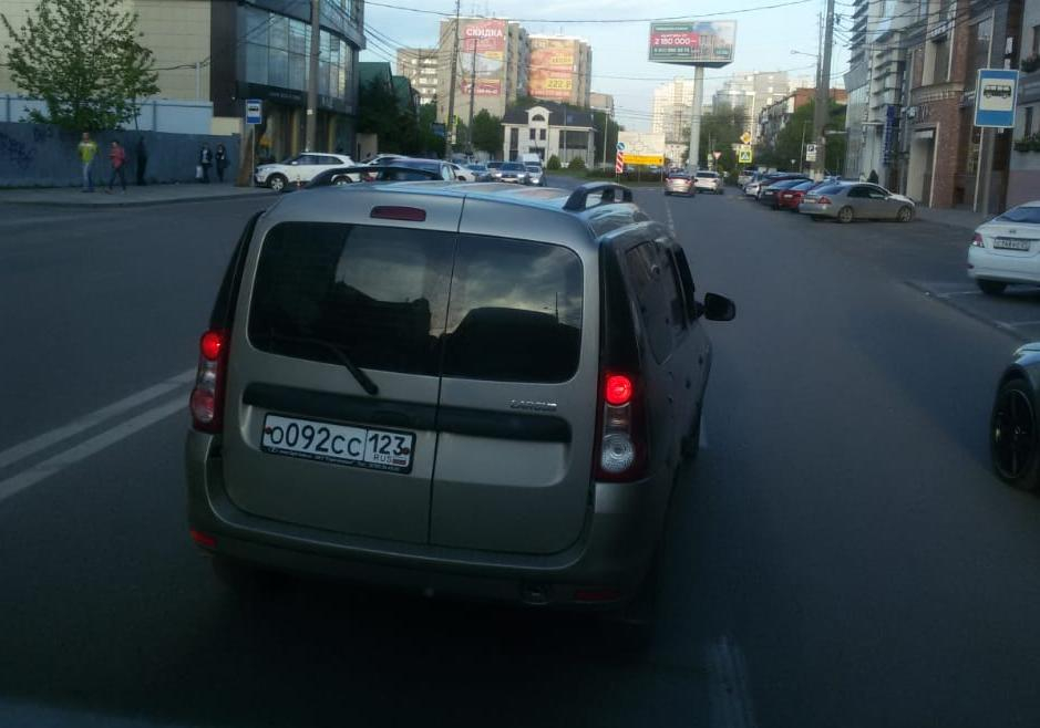 Лихач в Краснодаре провоцировал ДТП и бросался сигаретой в пассажиров маршрутки