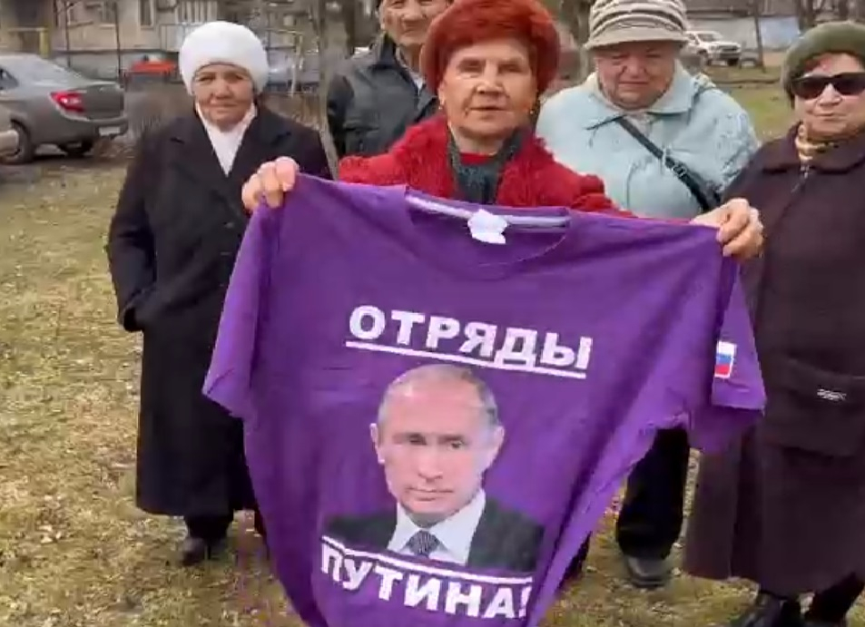 Краснодарские бабки из «Отряда Путина» пообещали подарить майку с президентом за сожжение «Леопардов»