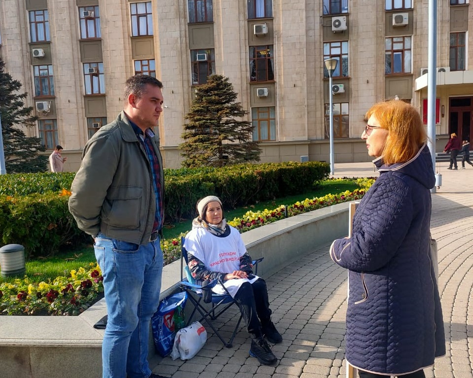 Дольщица снесенного в Геленджике дома устроила голодовку возле администрации Краснодарского края