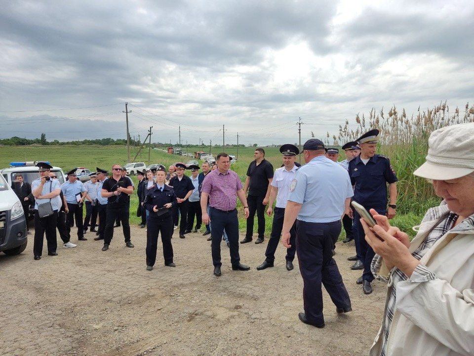 «Бросили лицом в землю и заламали руки»: полиция задержала активистов за перекрытие дороги к свалке в Полтавской