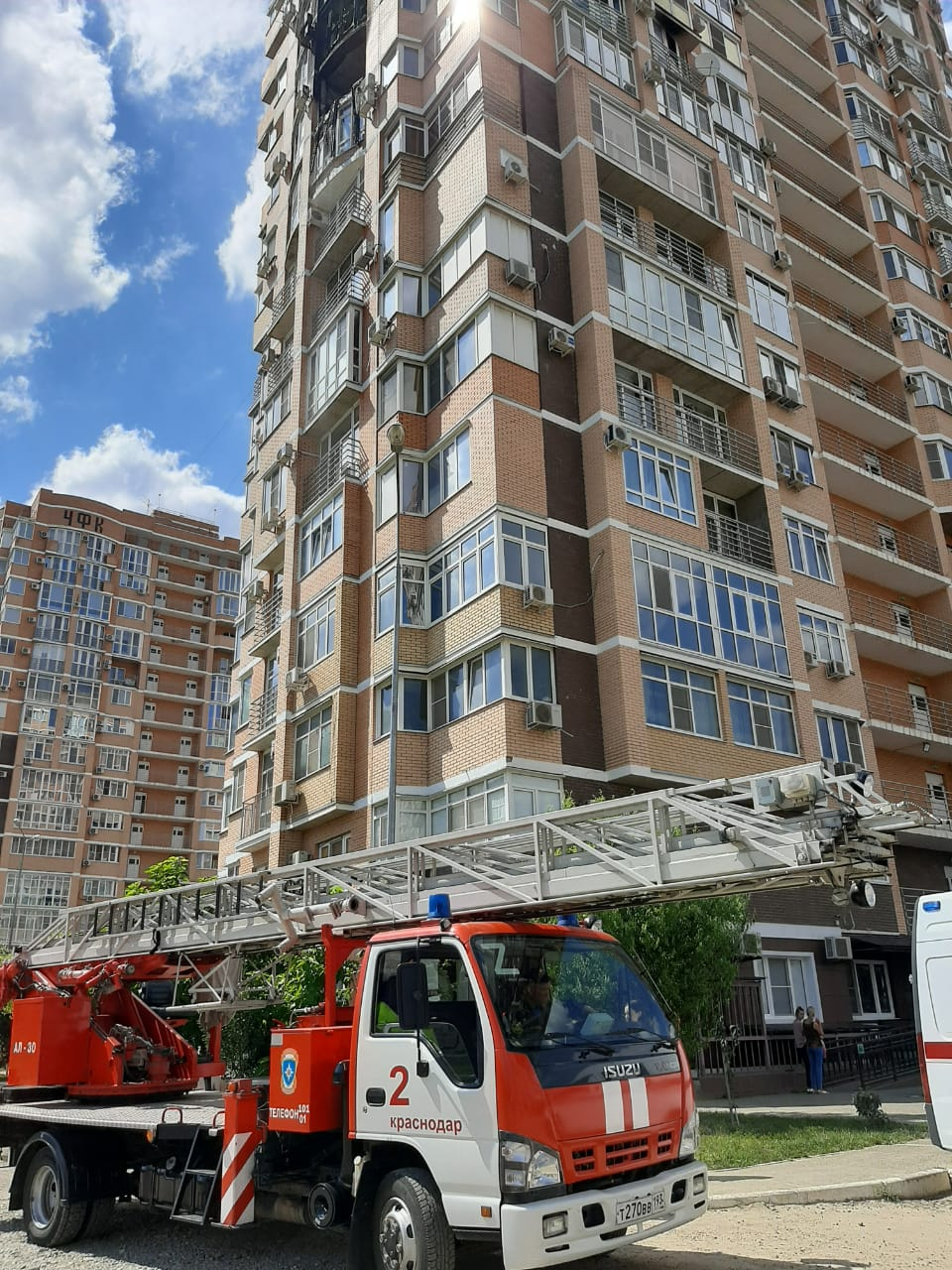 В Краснодаре жителей многоэтажки эвакуировали из-за пожара