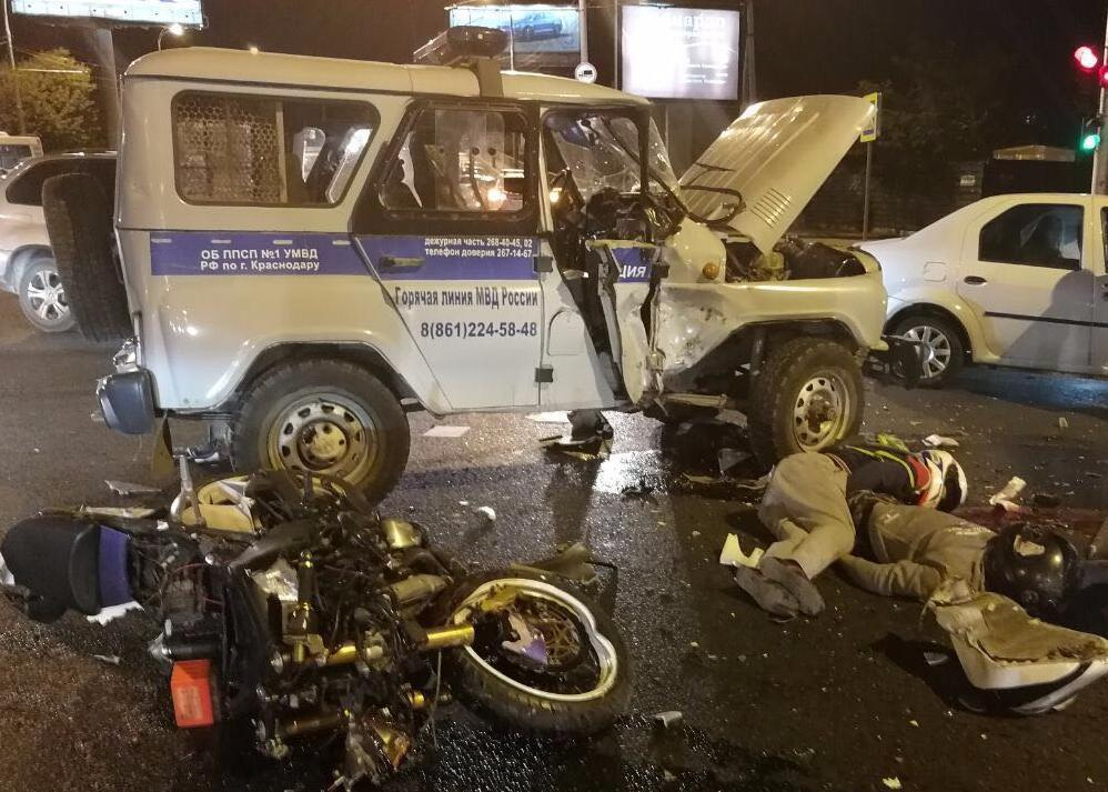 В центре Краснодара в столкновении с полицейским «бобиком» погиб мотоциклист