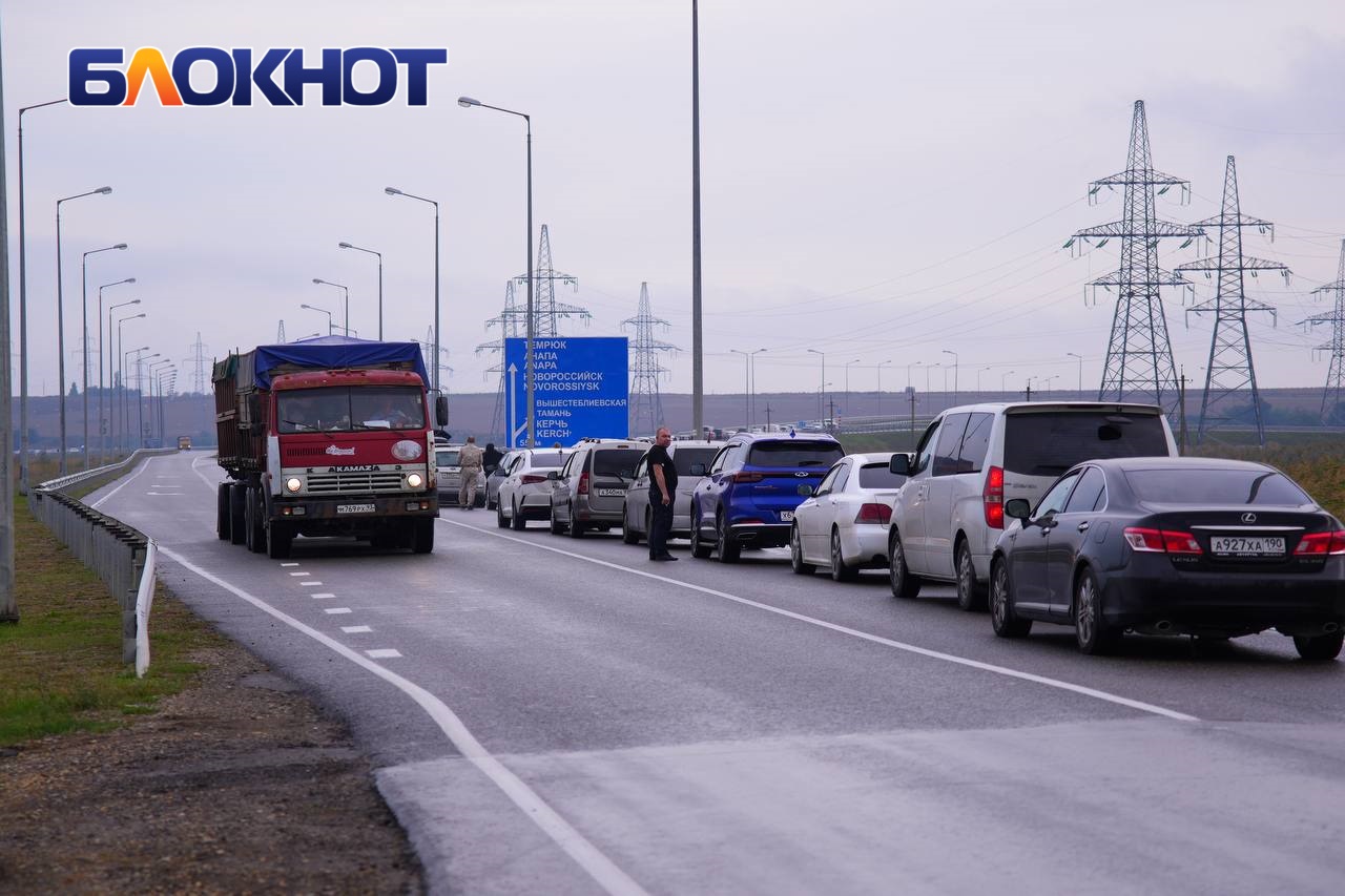 Перед Крымским мостом образовалась трёхкилометровая пробка