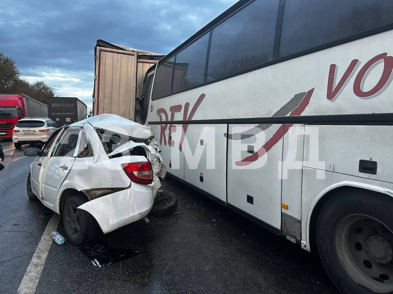 В Краснодарском крае в ДТП автобуса, «Камаз» и «Лады Гранты» есть погибший  и пострадавшие