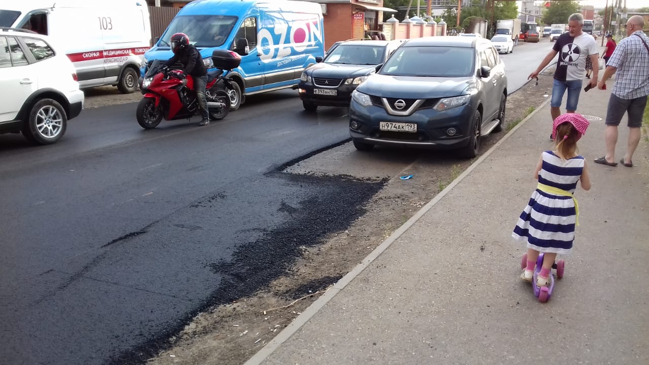 В Краснодаре жители переулка Гаражного жалуются на отсутствие тротуара