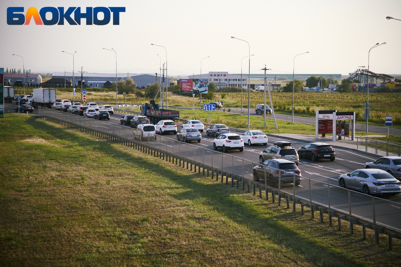 Машины застряли в 12-километровой пробке на трассе М-4 «Дон» под Краснодаром