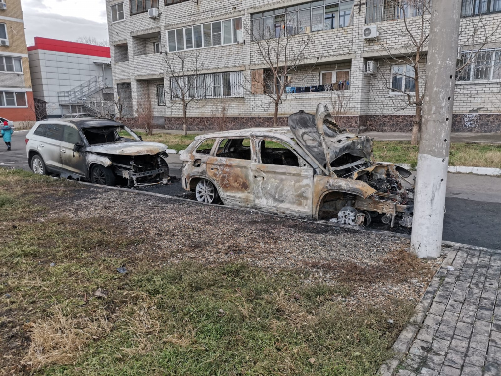 Ночью во дворах многоэтажки в Краснодаре сожгли и обстреляли десятки машин